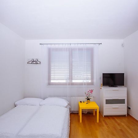 Beautiful Apartment In Central Residence Praga Esterno foto