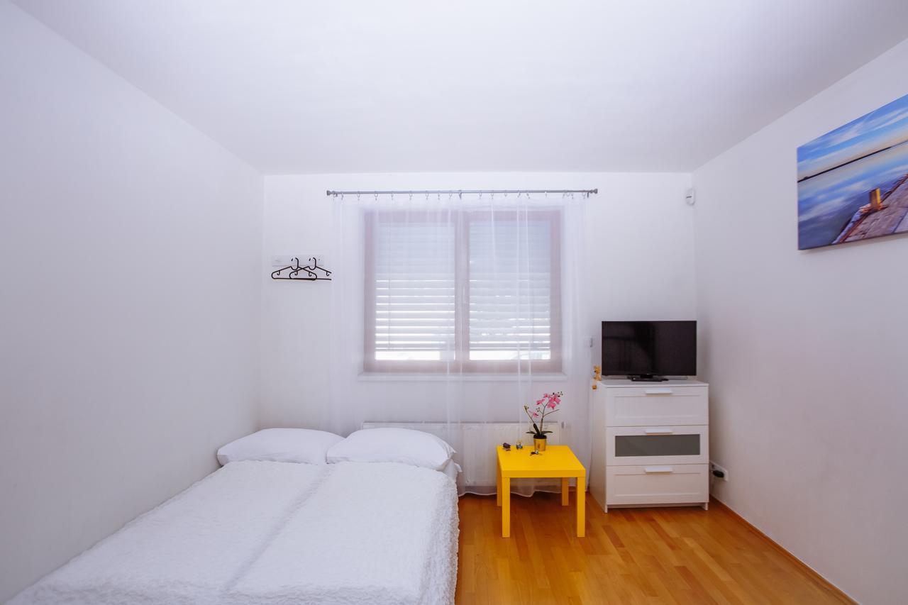 Beautiful Apartment In Central Residence Praga Esterno foto