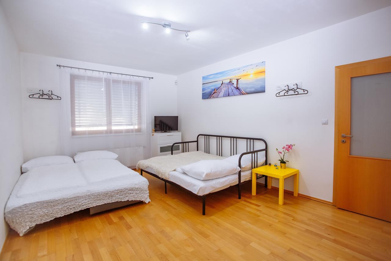 Beautiful Apartment In Central Residence Praga Esterno foto