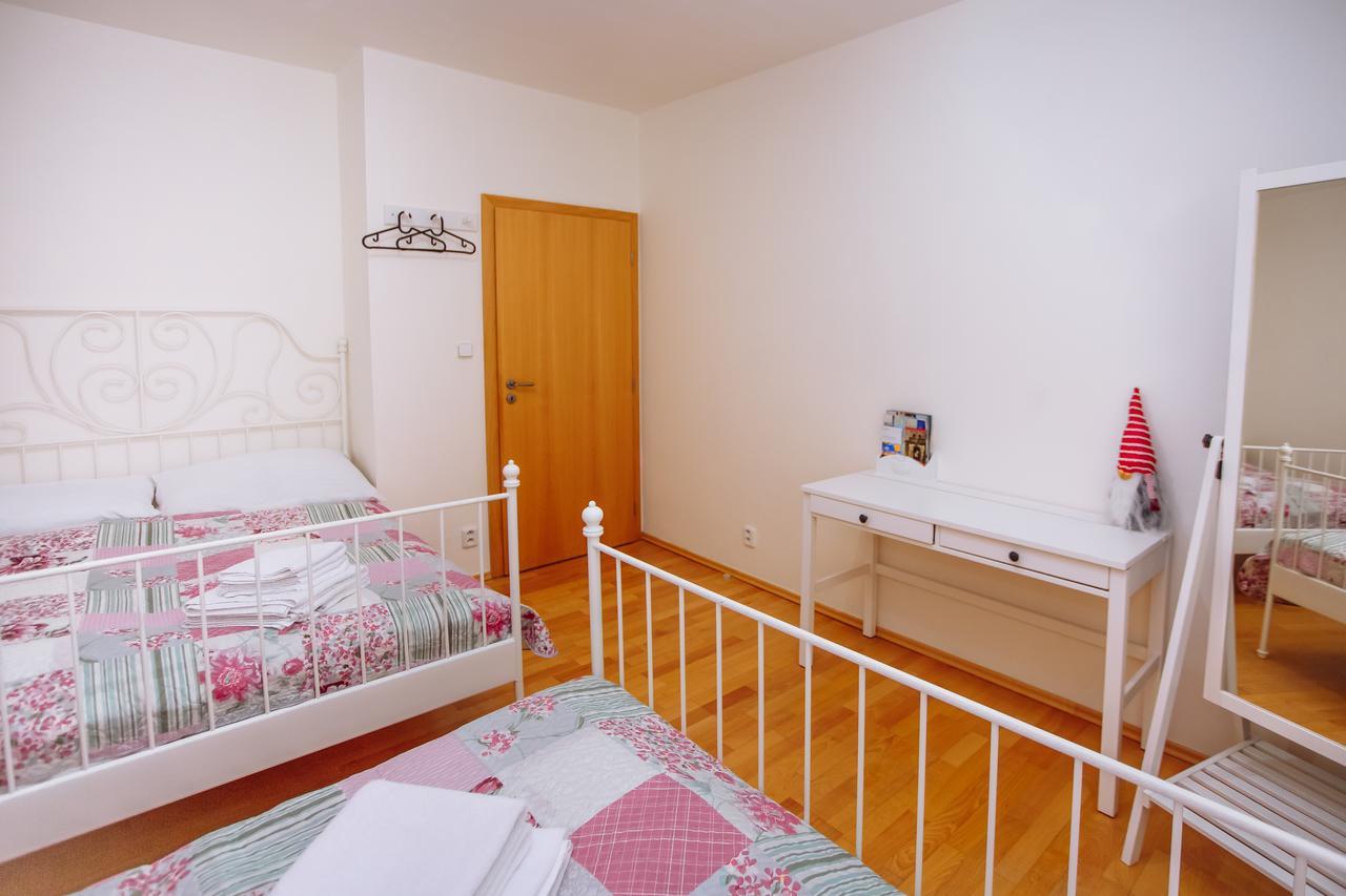 Beautiful Apartment In Central Residence Praga Esterno foto