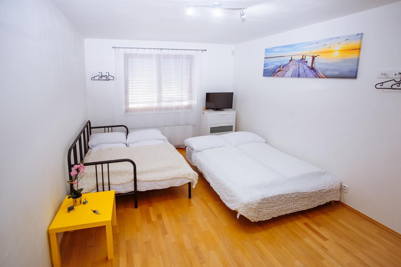 Beautiful Apartment In Central Residence Praga Esterno foto