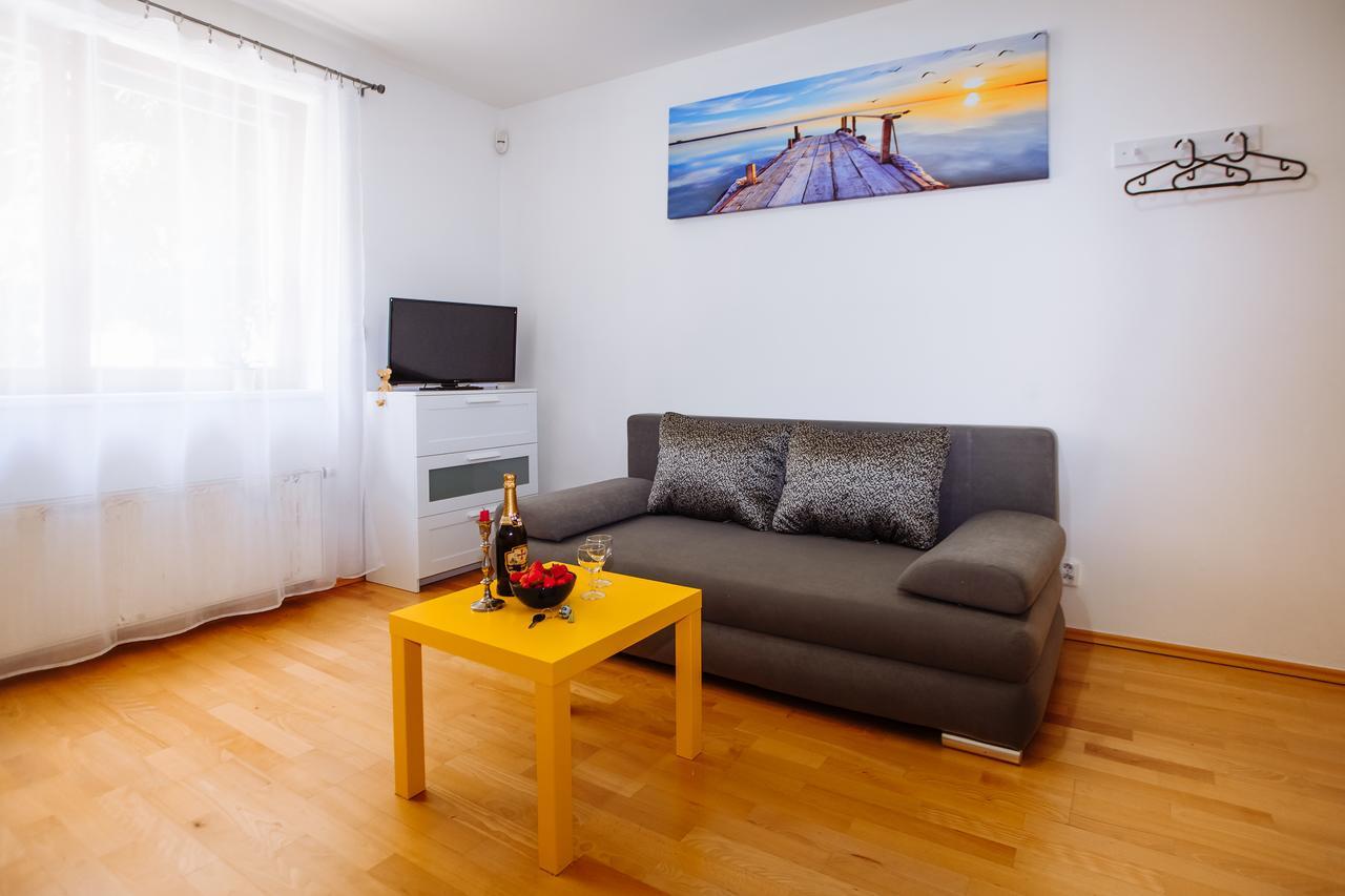Beautiful Apartment In Central Residence Praga Esterno foto
